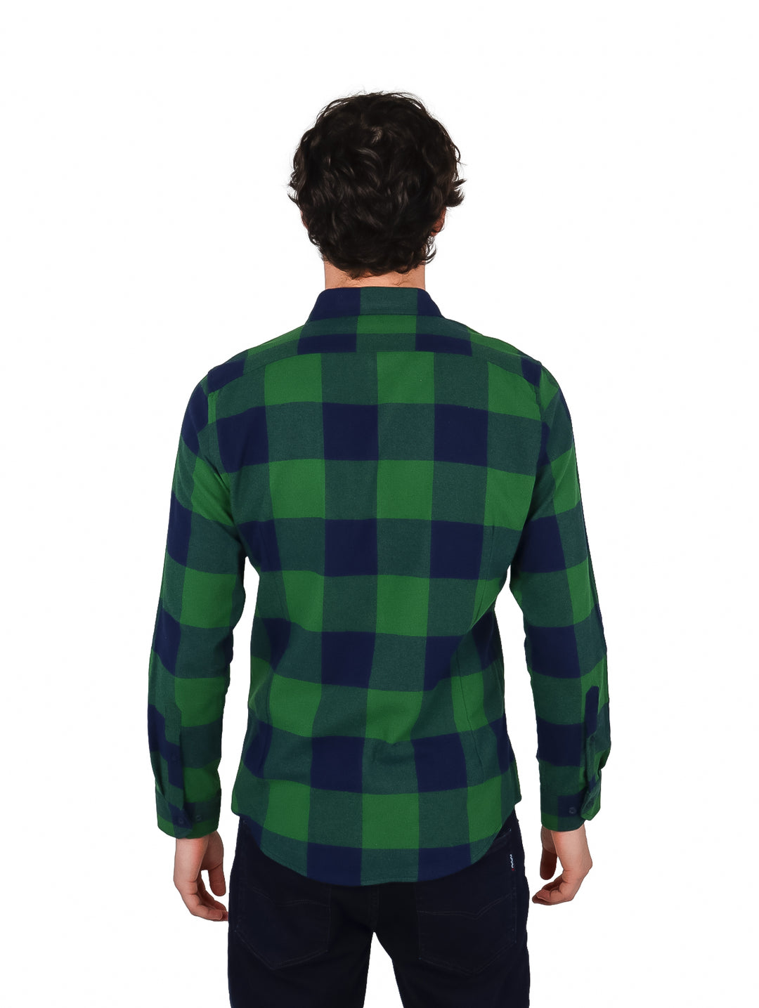 Hombre vistiendo una camisa de cuadros en colores verde y azul marino con manga larga.