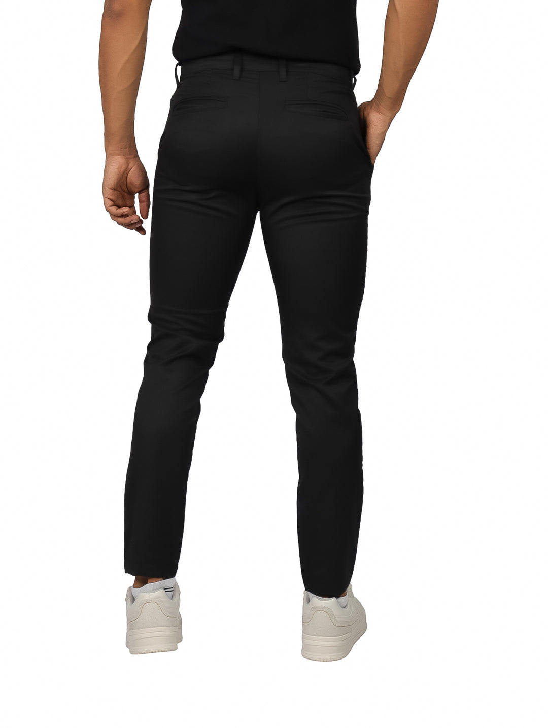 Hombre vistiendo un pantalón de gabardina color negro de corte ajustado.