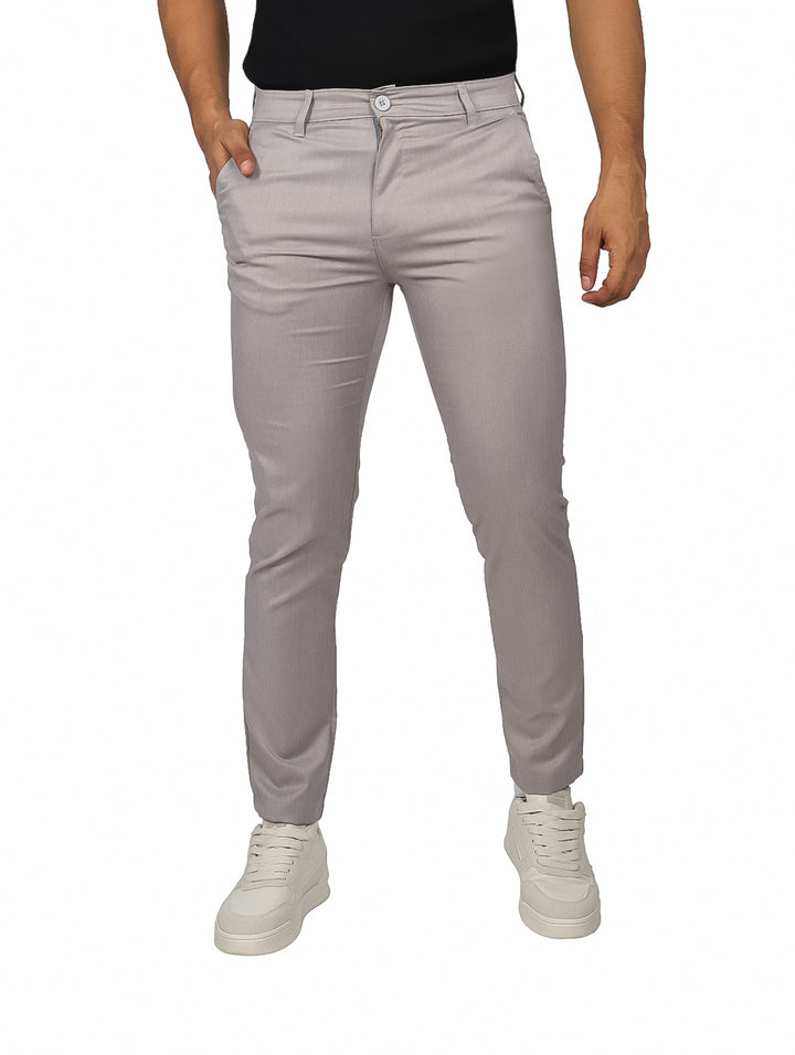 Hombre vistiendo pantalón de gabardina color plata de corte slim fit.