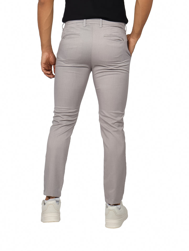 Hombre vistiendo pantalón de gabardina color plata de corte slim fit.