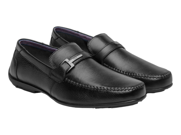 Zapato mocasín de cuero color negro para hombre.