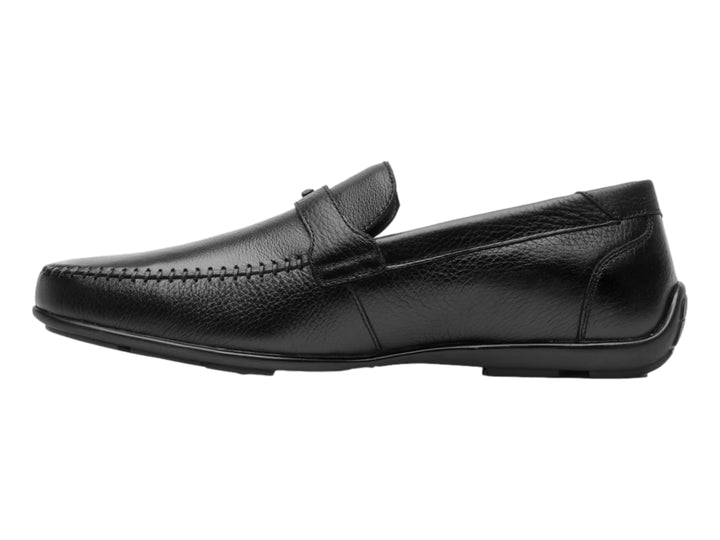 Zapato mocasín de cuero color negro para hombre.