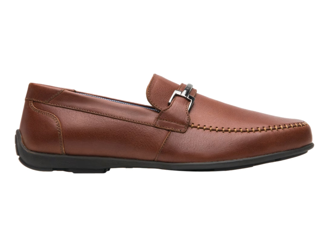 Zapato mocasín color café nogal con hebilla metálica y suela negra para hombre.