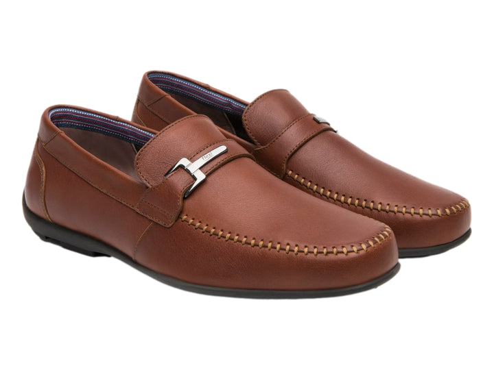 Zapato mocasín color café nogal con hebilla metálica y suela negra para hombre.