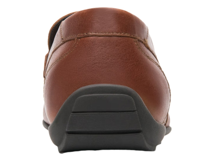 Zapato mocasín color café nogal con hebilla metálica y suela negra para hombre.