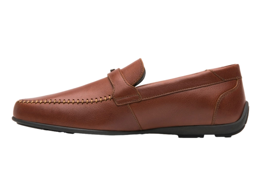 Zapato mocasín color café nogal con hebilla metálica y suela negra para hombre.