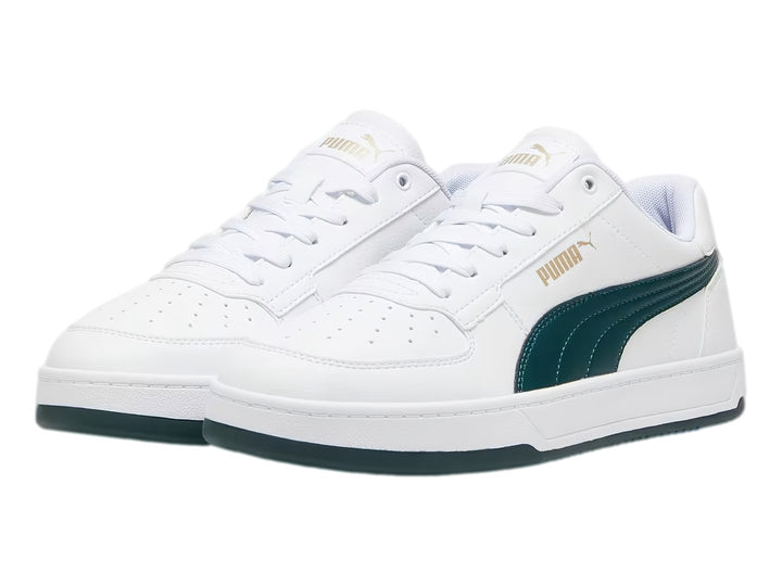 Tenis Puma Caven 2.0 blancos con franja lateral y suela en color verde oscuro.