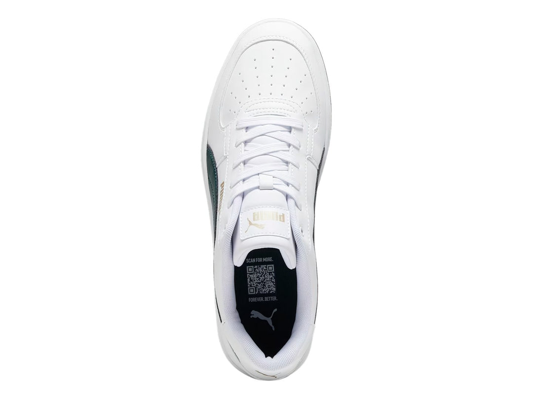 Tenis Puma Caven 2.0 blancos con franja lateral y suela en color verde oscuro.