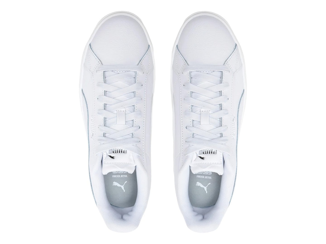 Tenis PUMA Carmen II L en color blanco con suela de plataforma gruesa y detalles en plata.