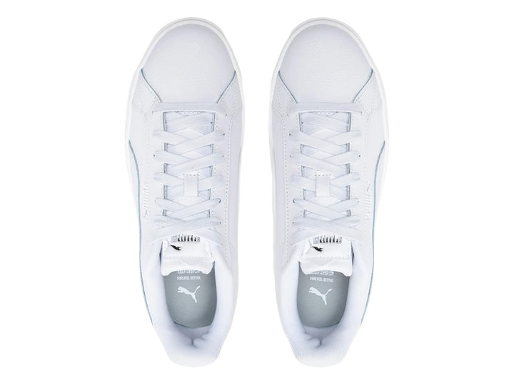 Tenis PUMA Carmen II L en color blanco con suela de plataforma gruesa y detalles en plata.