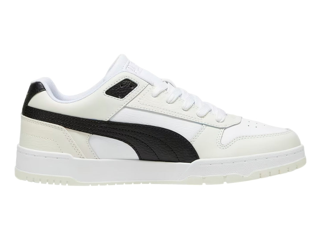 Tenis PUMA RBD Game Low color blanco con franja lateral negra y suela blanca.