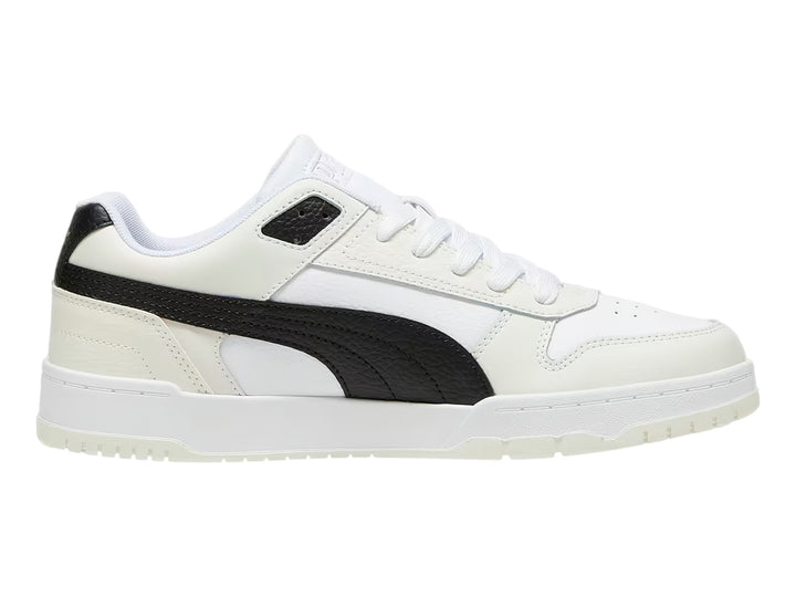 Tenis PUMA RBD Game Low color blanco con franja lateral negra y suela blanca.
