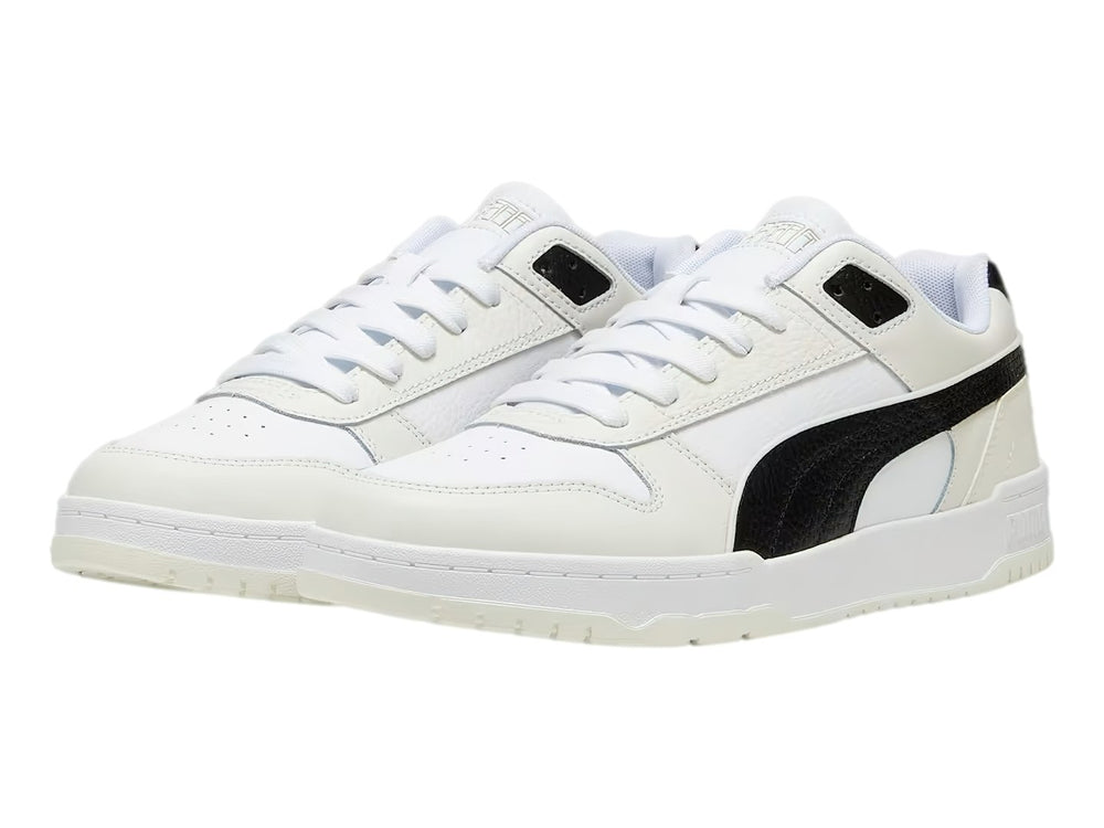 Tenis PUMA RBD Game Low color blanco con franja lateral negra y suela blanca.
