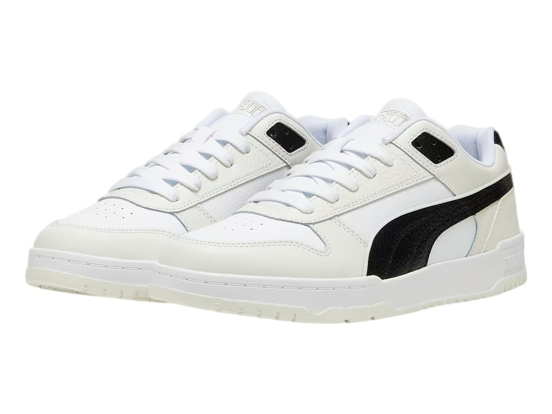 Tenis PUMA RBD Game Low color blanco con franja lateral negra y suela blanca.