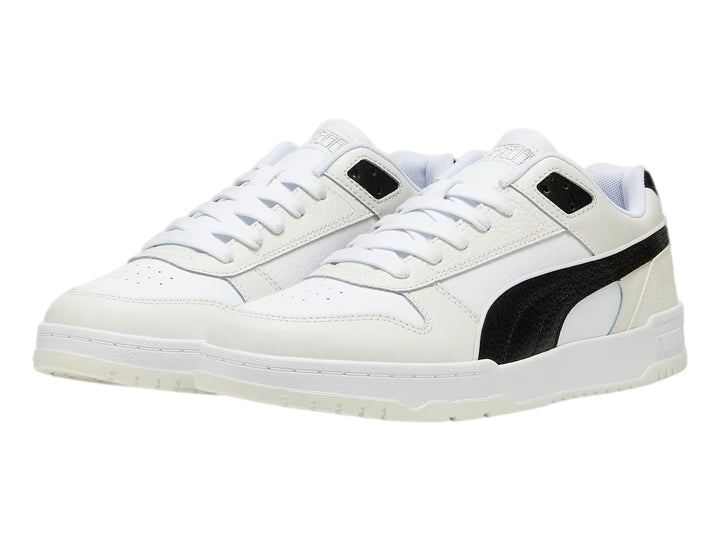 Tenis PUMA RBD Game Low color blanco con franja lateral negra y suela blanca.