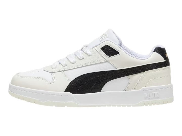 Tenis PUMA RBD Game Low color blanco con franja lateral negra y suela blanca.