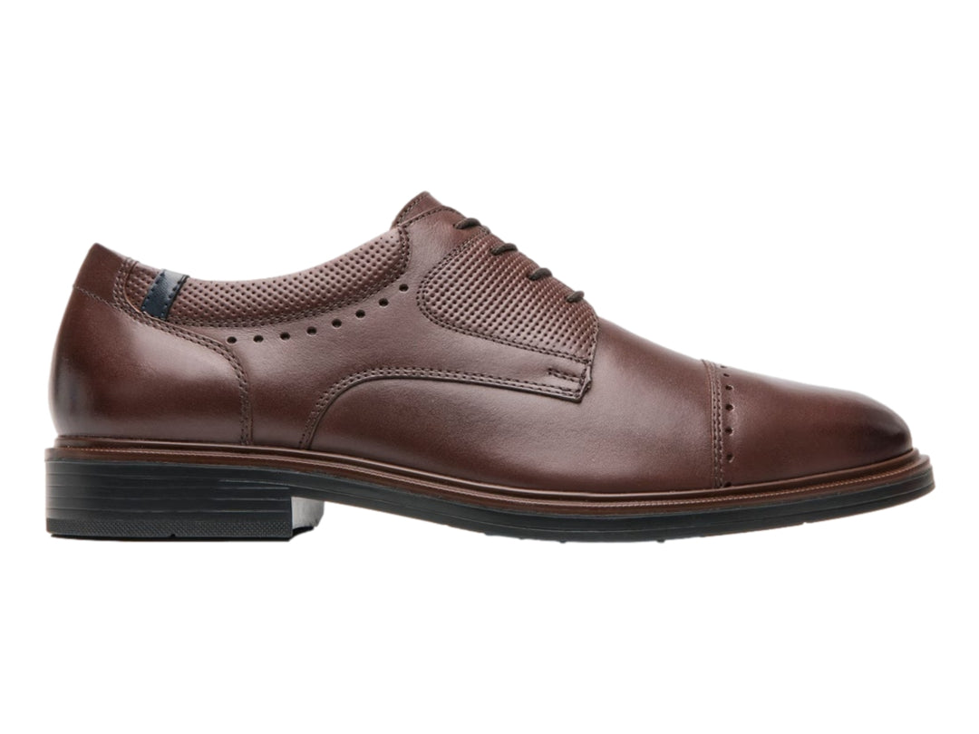 Zapato formal de cuero color nogal con detalles perforados y cordones.
