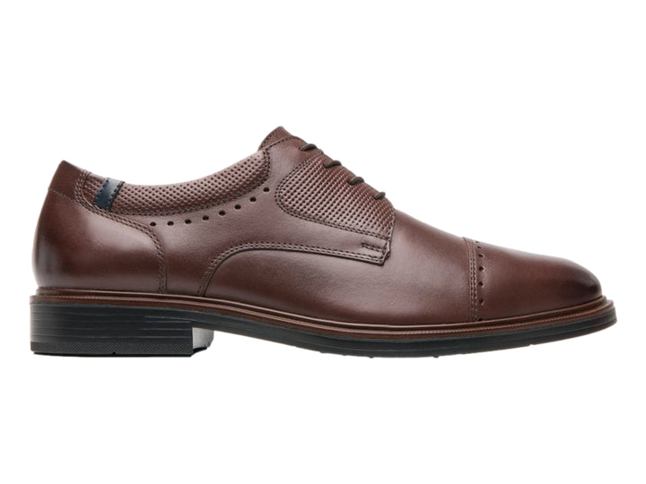Zapato formal de cuero color nogal con detalles perforados y cordones.
