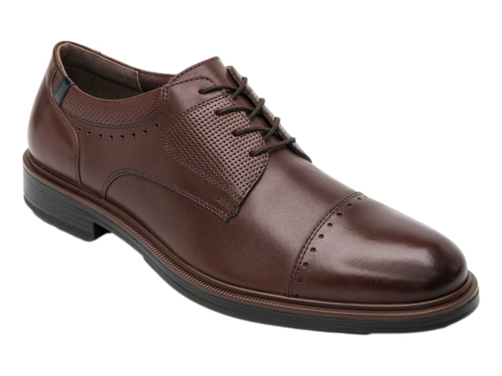Zapato formal de cuero color nogal con detalles perforados y cordones.