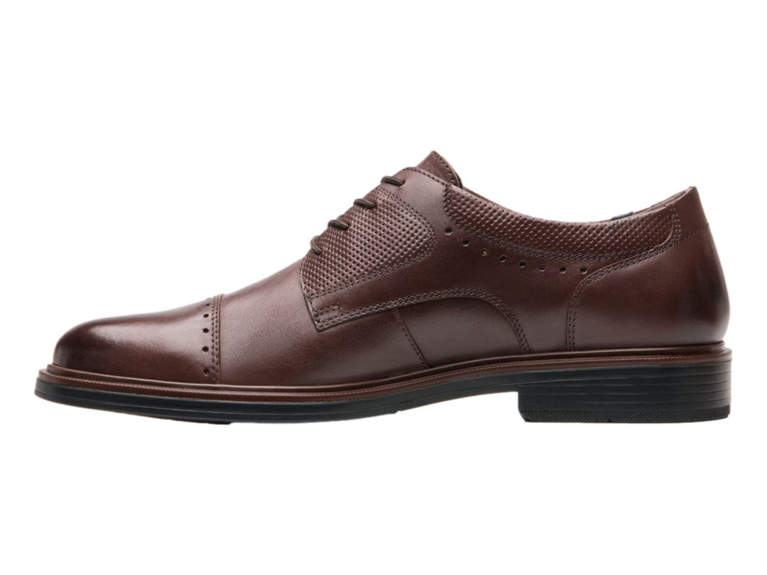 Zapato formal de cuero color nogal con detalles perforados y cordones.