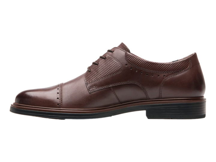 Zapato formal de cuero color nogal con detalles perforados y cordones.