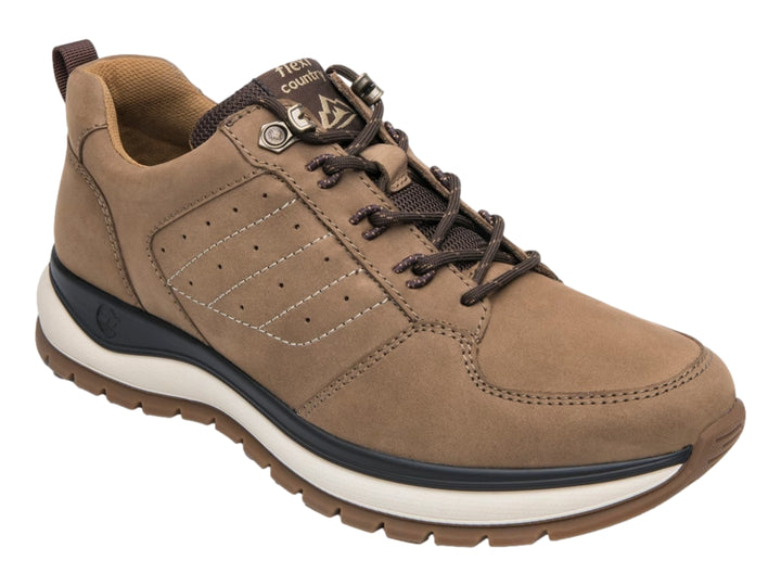 Zapato casual Flexi color taupe con cordones y suela blanca y negra.