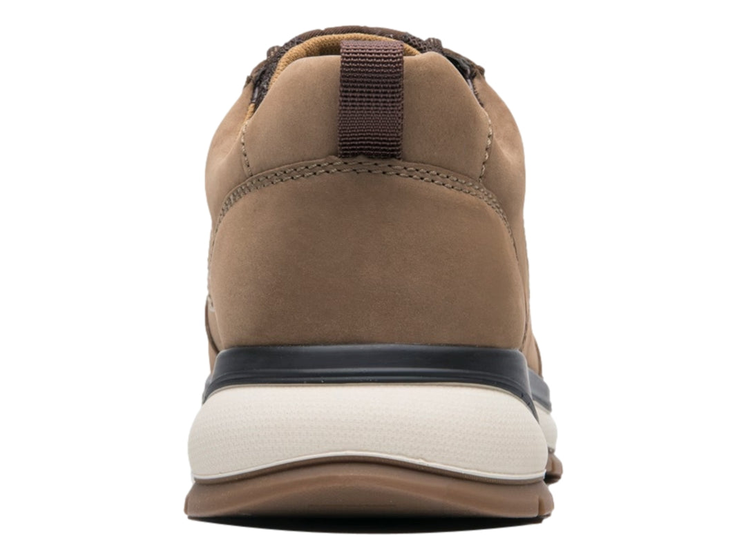 Zapato casual Flexi color taupe con cordones y suela blanca y negra.