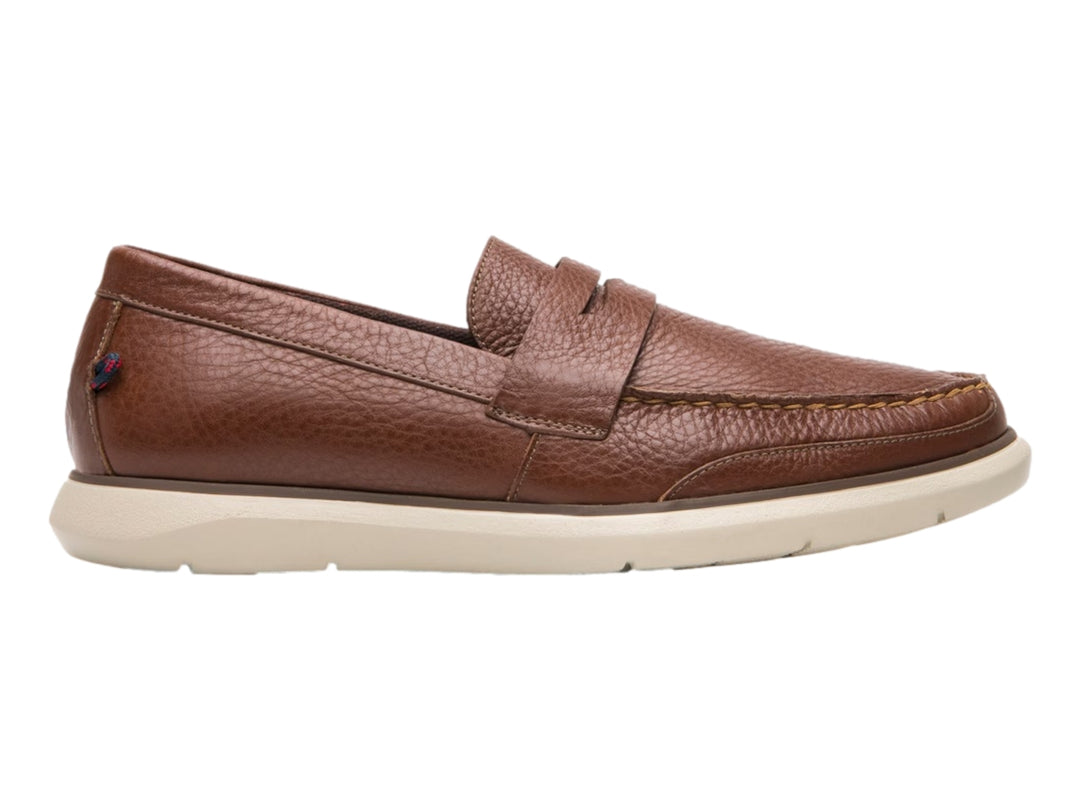 Zapato mocasín Flexi color tabaco con suela blanca y acabado en cuero texturizado.