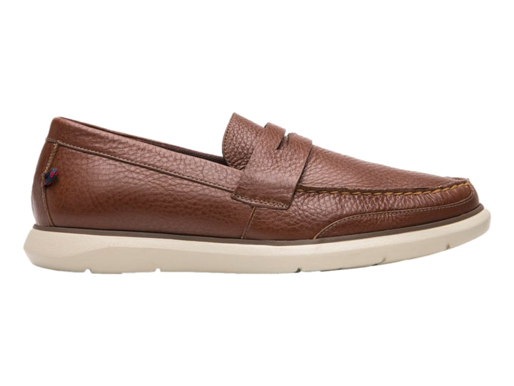 Zapato mocasín Flexi color tabaco con suela blanca y acabado en cuero texturizado.