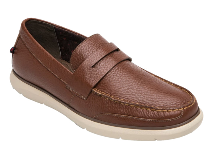 Zapato mocasín Flexi color tabaco con suela blanca y acabado en cuero texturizado.