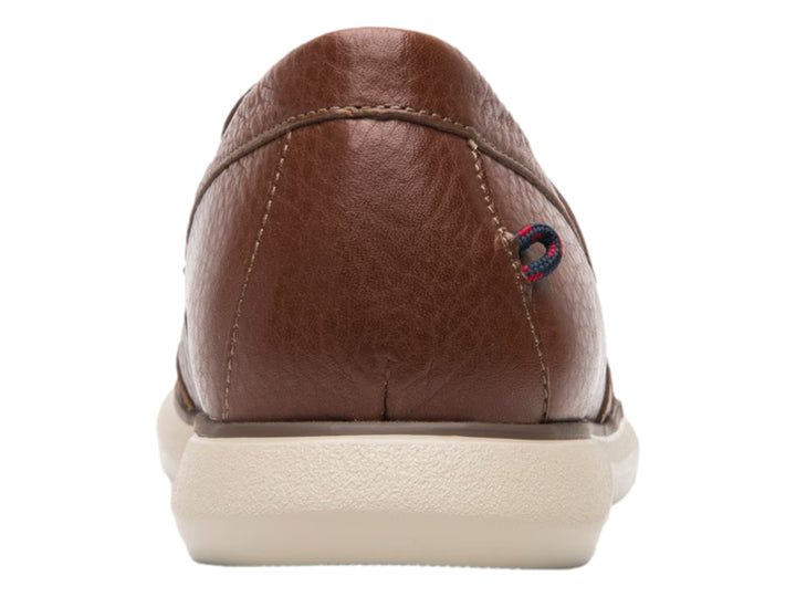 Zapato mocasín Flexi color tabaco con suela blanca y acabado en cuero texturizado.