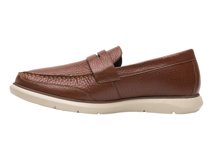 Zapato mocasín Flexi color tabaco con suela blanca y acabado en cuero texturizado.