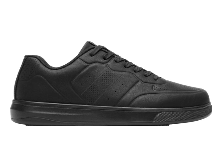 Tenis casuales color negro con suela plana y detalles perforados laterales.