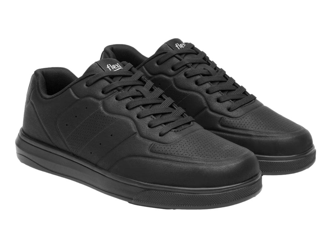 Tenis casuales color negro con suela plana y detalles perforados laterales.