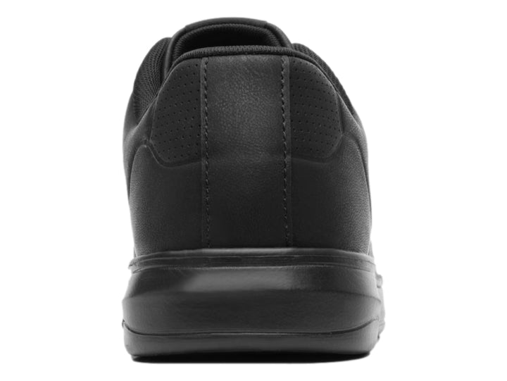 Tenis casuales color negro con suela plana y detalles perforados laterales.