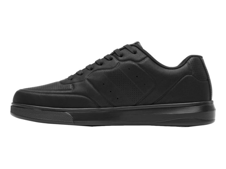 Tenis casuales color negro con suela plana y detalles perforados laterales.
