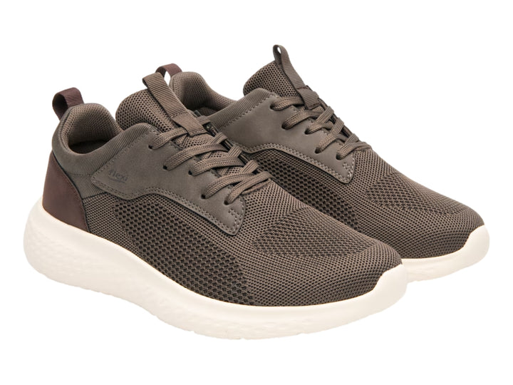 Tenis Flexi color taupe con suela blanca, diseño casual deportivo en malla y sintético.