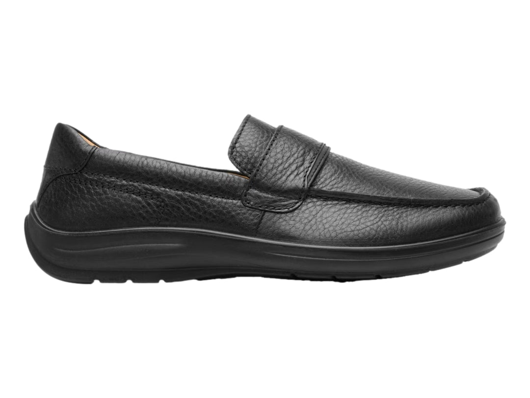 Zapato mocasín Flexi color negro de cuero con textura granulada y suela cómoda para hombre.