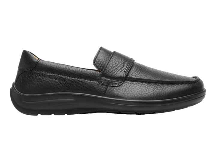 Zapato mocasín Flexi color negro de cuero con textura granulada y suela cómoda para hombre.