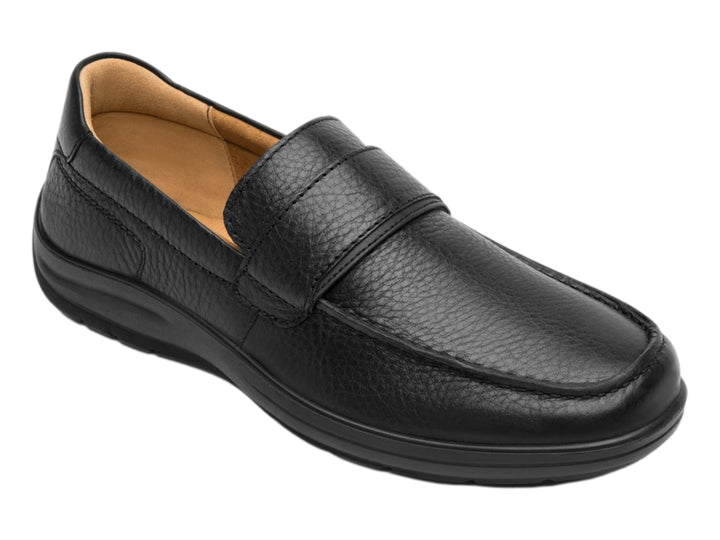 Zapato mocasín Flexi color negro de cuero con textura granulada y suela cómoda para hombre.