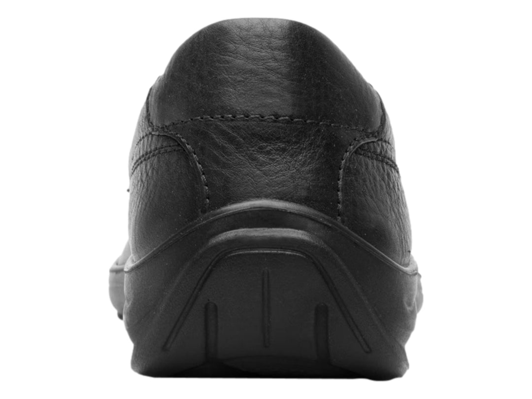 Zapato mocasín Flexi color negro de cuero con textura granulada y suela cómoda para hombre.