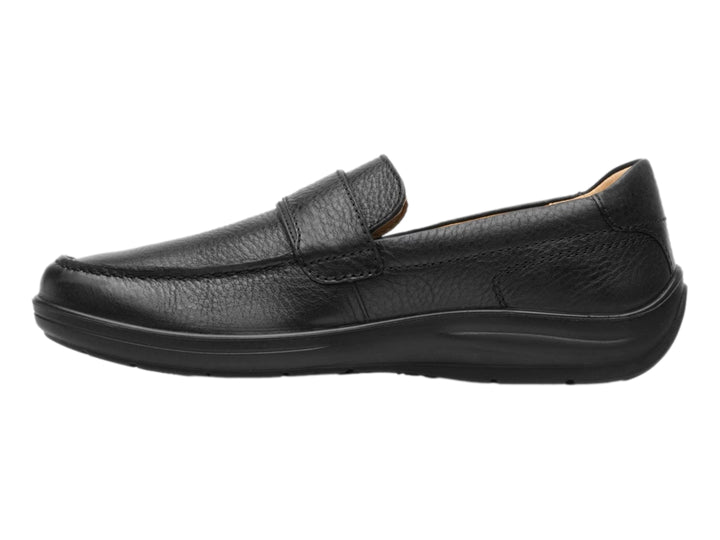 Zapato mocasín Flexi color negro de cuero con textura granulada y suela cómoda para hombre.