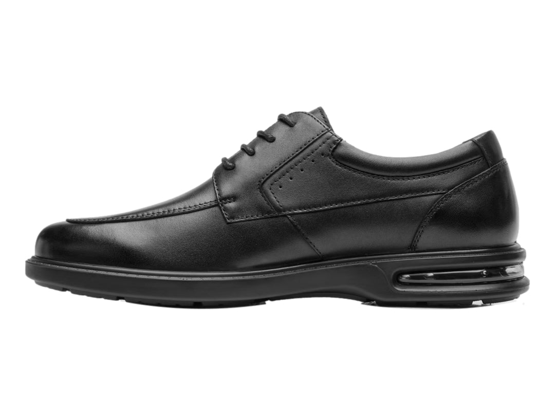 Zapato casual negro para hombre con cordones y suela cómoda de la marca Flexi.