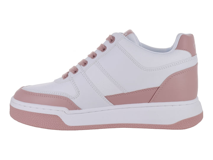 Tenis Guess color blanco con detalles en rosa y suela ancha para mujer.