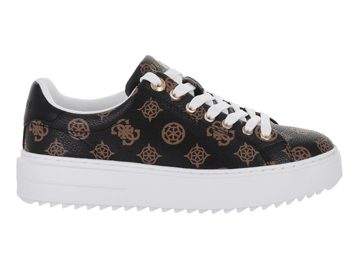 Tenis Guess color marrón y negro con estampado de logotipos, agujetas blancas y suela blanca ancha.