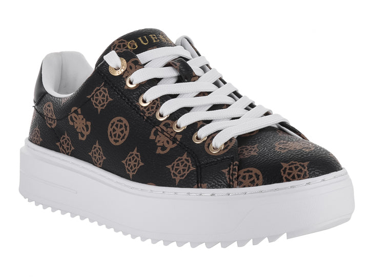Tenis Guess color marrón y negro con estampado de logotipos, agujetas blancas y suela blanca ancha.