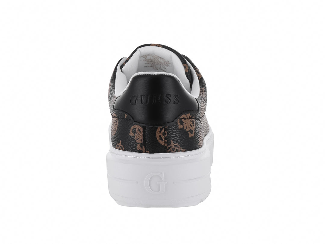 Tenis Guess color marrón y negro con estampado de logotipos, agujetas blancas y suela blanca ancha.