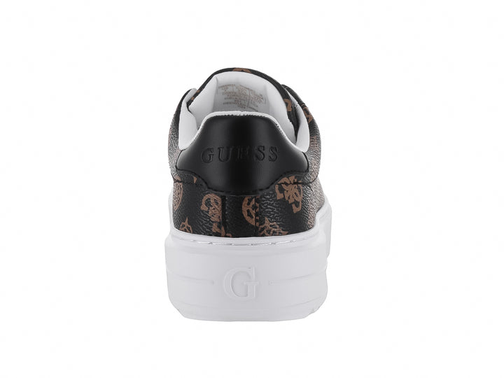Tenis Guess color marrón y negro con estampado de logotipos, agujetas blancas y suela blanca ancha.