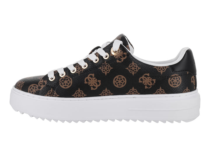 Tenis Guess color marrón y negro con estampado de logotipos, agujetas blancas y suela blanca ancha.