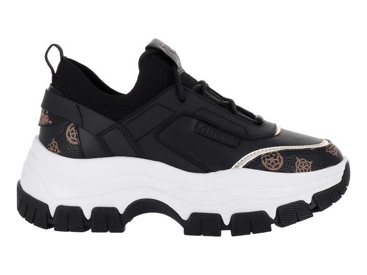 Tenis Guess chunky color negro y blanco con detalles en marrón y suela de plataforma.